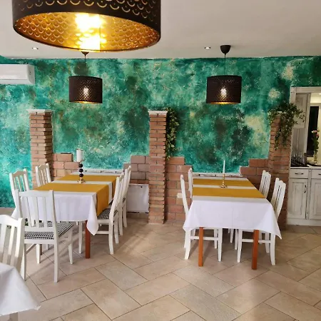 Vankos & Eszcajg Hotel 3*